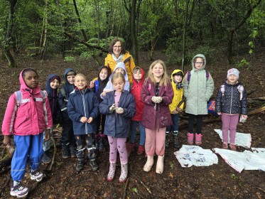 Lernort Natur: Mit Regenjacke auf Entdeckungstour