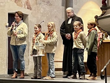 Pfadfinder der Lindenschule bringen uns das Friedenslicht